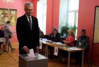 Президент и премьер-министр Литвы прошли во второй тур выборов главы 
государства