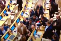 Перебранка в Парламенте Грузии переросла в потасовку
