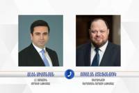 رئيس البرلمان الأرمني آلان سيمونيان ورئيس البرلمان الأوكراني رسلان ستيفانشوك يجريان 
محادثة عبر الفيديو