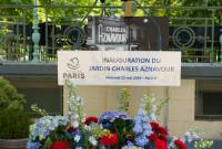 Paris'te dünyaca ünlü Ermeni şarkıcı Charles Aznavour'un adı bir meydana verildi