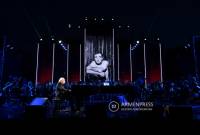 يريفان تحتفل بالذكرى المئوية للمغني العالمي الأرمني شارل أزنافور من خلال برنامج موسيقي 
رائع في كاسكاد