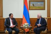 Vahagn Khatchatourian et Daniel Azatyan abordent les problèmes du système bancaire 
arménien