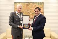 وزير الدفاع الأرمني سورين بابيكيان يلتقي رئيس اللجنة العسكرية للاتحاد الأوروبي الجنرال روبيرت 
بريجر