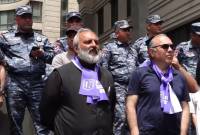 Policía advierte a manifestantes que no violen el régimen de acceso del Ministerio de 
Asuntos Exteriores
