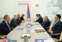 رئيس الوزراء الأرمني ومدير الدائرة الأوروبية للعمل الخارجي للاتحاد الأوروبي يناقشان القضايا 
المتعلقة بعملية السلام
