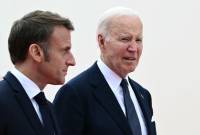Эммануэль Макрон и Джо Байден посетили мероприятие у Могилы Неизвестного 
солдата в Париже