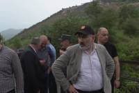 رئيس الوزراء الأرمني نيكول باشينيان بمجتمع أيروم المتضررة من الفيضانات يتواصل مع السكان 
ويتابع أعمال الترميم والإغاثة