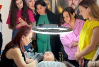 Специалисты DIOR Cosmetics и SVIATO обучают макияжу женщин — вынужденных 
переселенцев из НК 