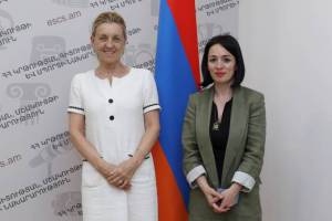 الوزيرة أندرياشيان تبحث آفاق التعاون مع المنسقة الدائمة للأمم المتحدة المعينة حديثاً بأرمينيا 
فرانسوا جاكوب