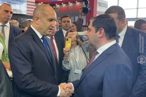 وزیر دفاع جمهوری ارمنستان گفتگوی کوتاهی با رئیس جمهور بلغارستان داشت