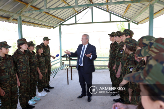 Министр ОНКС Ваграм Думанян приветствовал
учеников во время открытия лагеря специализированной 
военно-спортивной гимназии имени Арама Манукяна