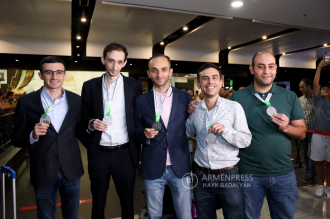 Fans, officials welcome Armenian team returning from FIDE 
Chess Olympiad 