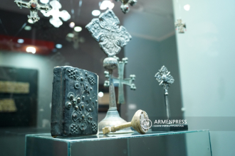 Նարեկ Վան Աշուղաթոյեանի խաչերի հաւաքածուն 
«Խաչ քո» խորագիրը կրող ցուցահանդեսում