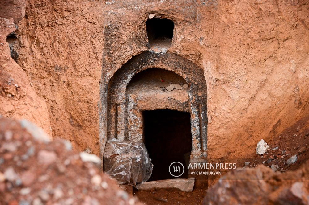 В Оганаване при проведении земляных работ  обнаружена высеченная в скале средневековая  гробница