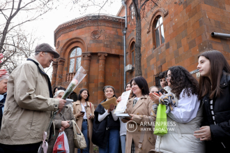 Les écrivains arméniens offrent leurs livres aux lecteurs à 
l'occasion du Festival du livre 