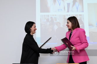 Anahit Avanesyan et Zhanna Andreasyan ont signé un 
accord officiel pour l'introduction du nouveau programme de 
formation professionnelle postuniversitaire
