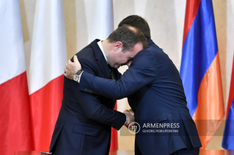 Министр обороны Армении и министр Вооруженных сил Франции подписали ряд 
соглашений
