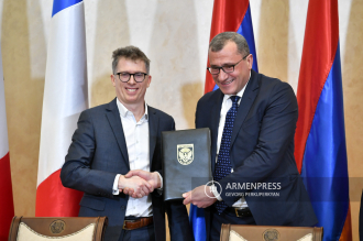 Министр обороны Армении и министр Вооруженных сил Франции подписали ряд 
соглашений