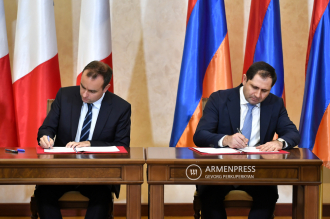 Министр обороны Армении и министр Вооруженных сил Франции подписали ряд 
соглашений