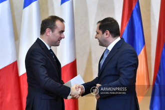وزير
 الدفاع الأرميني سورين بابيكيان يجتمع مع الفرنسيين
نظيره سيباستيان ليكورنو في يريفان