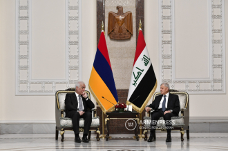 لقاء رئيس أرمينيا فاهاكن خاتشاتوريان ورئيس العراق عبد اللطيف 
رشيد في بغداد