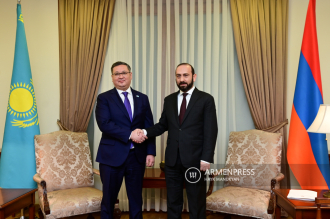 محادثة خاصة واجتماع موسع بين وزيري خارجية أرمينيا 
وكازاخستان
