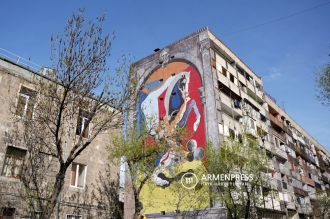 Mural de la obra "Indvzum" de Yervand Kochar en una de 
las calles de Ereván