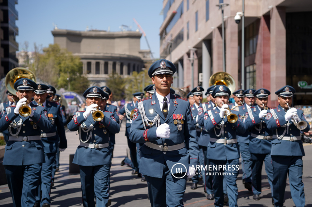 فلاش موب في يريفان-16 أبريل هو يوم الشرطة-