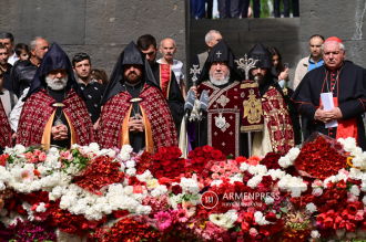 Católicos Karekin II honró la memoria de los mártires del 
genocidio en Tsitsernakaberd