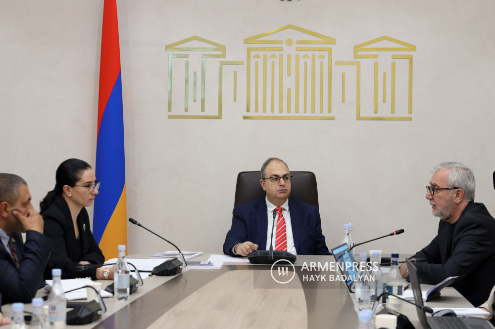 Ermenistan Parlamentosu'nda komisyon oturumu