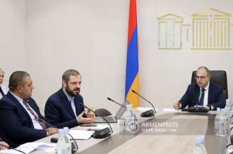 Ermenistan Parlamentosu'nda Devlet ve Hukuk Sorunları 
Daimi Komitesi'nin oturumu