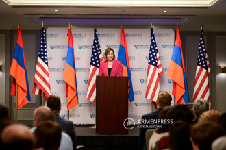 "Ermenistan'ın ilerlemesi için ABD programlarından mezun 
olanların birleştirilmesi" konulu konferans