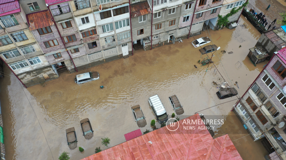 Su basmış binalar, arabalar: Alaverdi sakinleri hasarı hesaplıyor