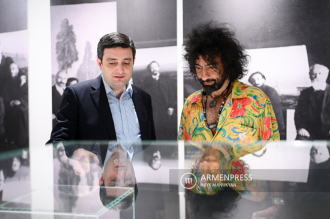 Violinista Ara Malikyan visitó el Instituto-Museo Komitas 
previo al Ereván