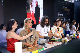 Гранат, армянская форель и курага – основа блюд на 
шоу под открытым небом HerMine Dialog: 
гастрономический праздник в центре Еревана