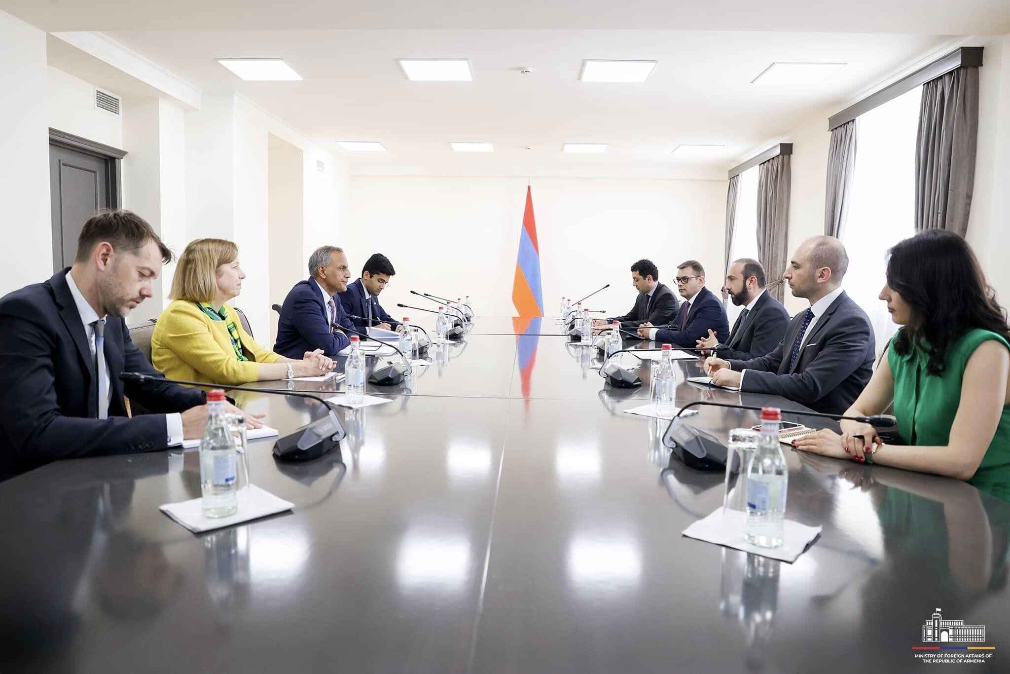 وزير الخارجية الأرمني آرارات ميرزويان يستقبل نائب وزير الخارجية الأمريكي للإدارة والموارد ريتشارد فيرما وبحث التعاون