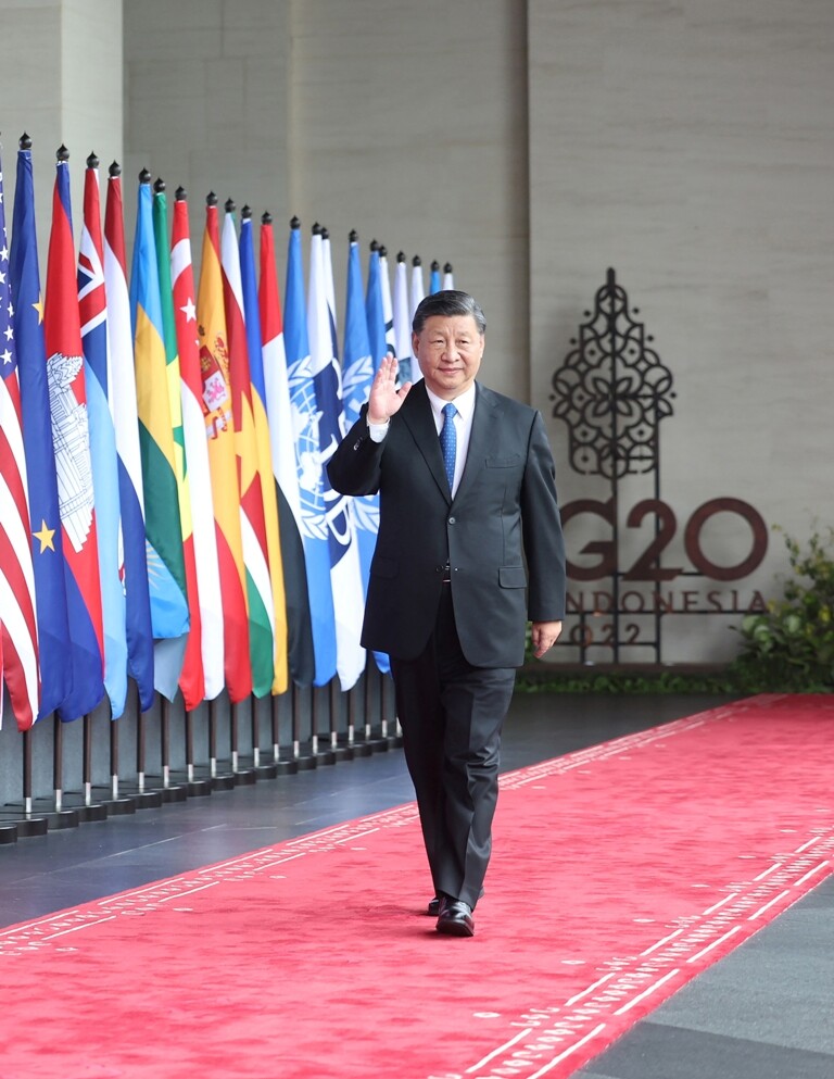 15 ноября 2022 года, Си Цзиньпин идет к месту проведения 17-госаммита "Группы 20" /G20/ на Бали, Индонезия. /Фото: Синьхуа/