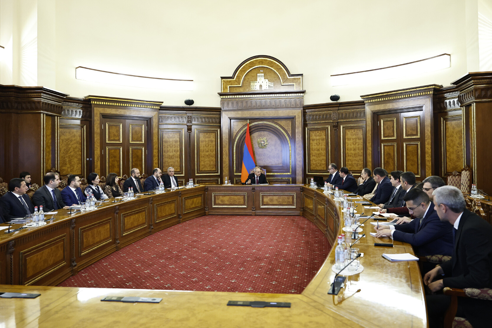 Под председательством премьер-министра обсуждены вопросы повышения эффективности системы государственного управления