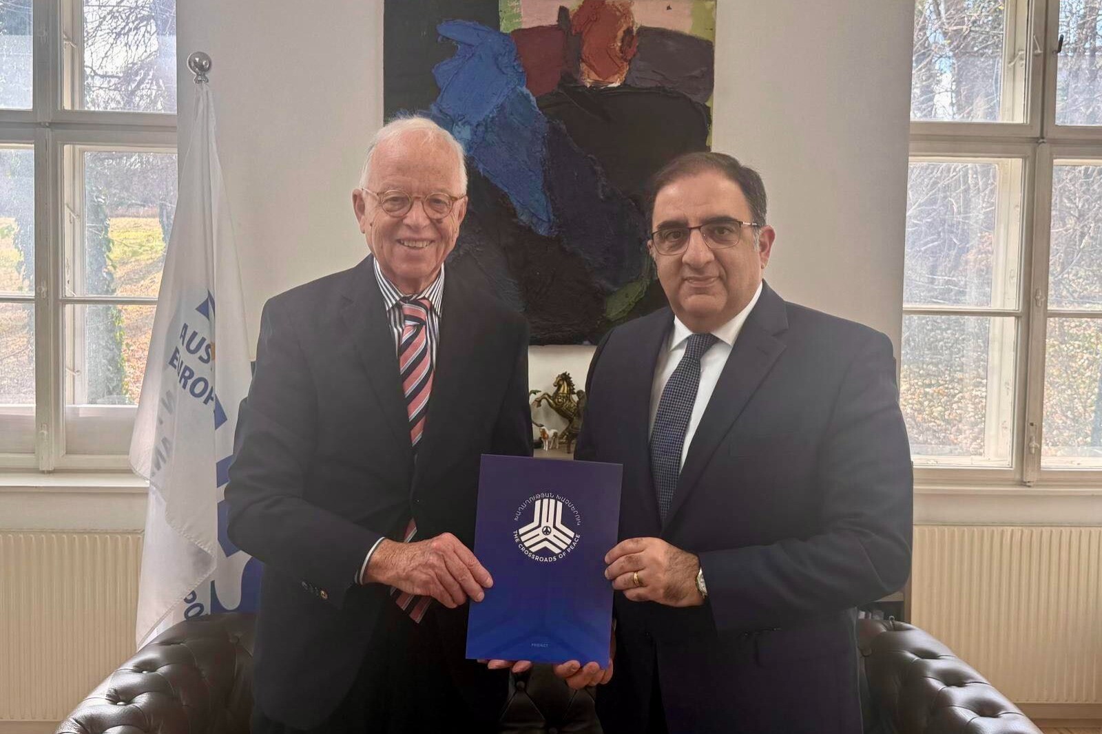 Посол Армении провел встречу с президентом Австрийского института европейской политики и политики безопасности