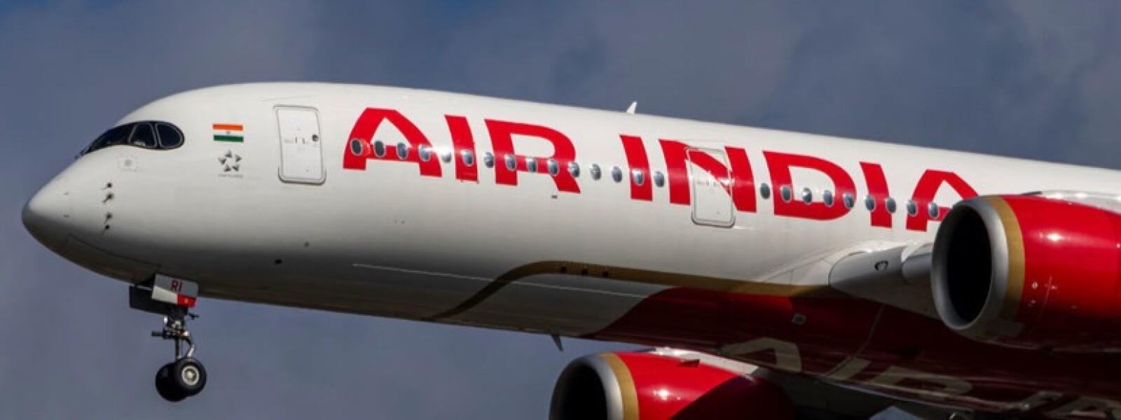 Пассажирский самолет Air India потерпел крушение в Ахмадабаде